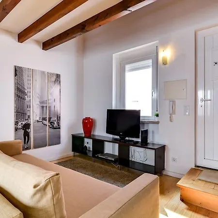 Cozy For 4 With A Mezzanine Apartment Lissabon